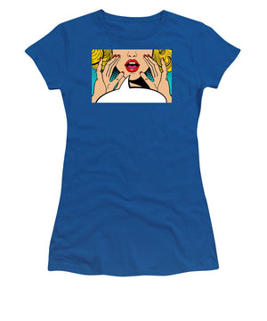 Seksowna, zaskoczona blondynka w stylu pop-art z otwartymi ustami i unoszącymi się rękami, krzycząca „zapowiedź”. Tło wektorowe w stylu komiksowym retro pop-art. Zaproszenie na imprezę. - Koszulka damska.