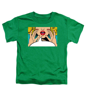 Seksowna, zaskoczona blondynka w stylu pop-art z otwartymi ustami i unoszącymi się rękami, krzycząca „zapowiedź”. Tło wektorowe w stylu komiksowym retro pop-art. Zaproszenie na imprezę. - Koszulka dla malucha.
