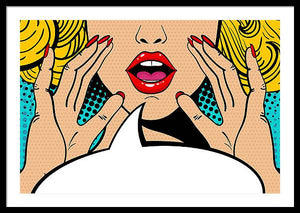 Seksowna, zaskoczona blondynka w stylu pop-art z otwartymi ustami i unoszącymi się rękami, krzycząca „zapowiedź”. Tło wektorowe w stylu komiksowym retro pop-art. Zaproszenie na imprezę. - Oprawiony wydruk.