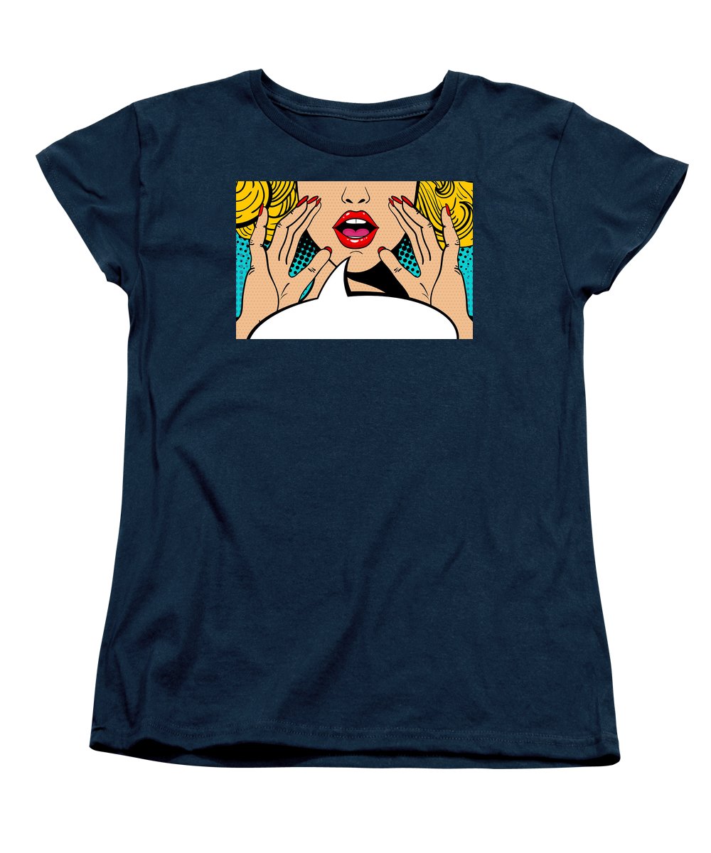 Seksowna, zaskoczona blondynka w stylu pop-art z otwartymi ustami i unoszącymi się rękami, krzycząca „zapowiedź”. Tło wektorowe w stylu komiksowym retro pop-art. Zaproszenie na imprezę. - Koszulka damska (standardowy krój)