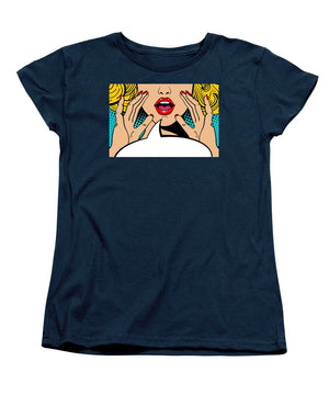 Seksowna, zaskoczona blondynka w stylu pop-art z otwartymi ustami i unoszącymi się rękami, krzycząca „zapowiedź”. Tło wektorowe w stylu komiksowym retro pop-art. Zaproszenie na imprezę. - Koszulka damska (standardowy krój)
