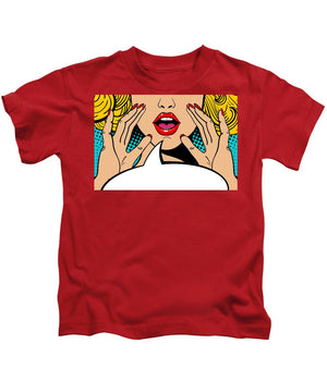 Seksowna, zaskoczona blondynka w stylu pop-art z otwartymi ustami i unoszącymi się rękami, krzycząca „zapowiedź”. Tło wektorowe w stylu komiksowym retro pop-art. Zaproszenie na imprezę. - Koszulka dziecięca.
