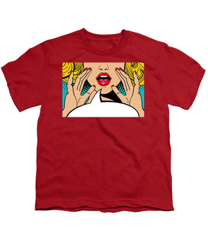 Seksowna, zaskoczona blondynka w stylu pop-art z otwartymi ustami i unoszącymi się rękami, krzycząca „zapowiedź”. Tło wektorowe w stylu komiksowym retro pop-art. Zaproszenie na imprezę. - Koszulka młodzieżowa.