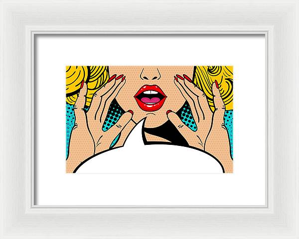 Seksowna, zaskoczona blondynka w stylu pop-art z otwartymi ustami i unoszącymi się rękami, krzycząca „zapowiedź”. Tło wektorowe w stylu komiksowym retro pop-art. Zaproszenie na imprezę. - Oprawiony wydruk.