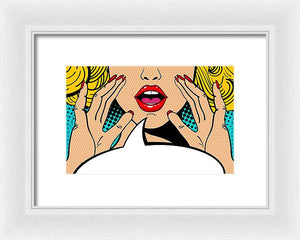 Seksowna, zaskoczona blondynka w stylu pop-art z otwartymi ustami i unoszącymi się rękami, krzycząca „zapowiedź”. Tło wektorowe w stylu komiksowym retro pop-art. Zaproszenie na imprezę. - Oprawiony wydruk.