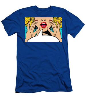 Seksowna, zaskoczona blondynka w stylu pop-art z otwartymi ustami i unoszącymi się rękami, krzycząca „zapowiedź”. Tło wektorowe w stylu komiksowym retro pop-art. Zaproszenie na imprezę. - Koszulka.
