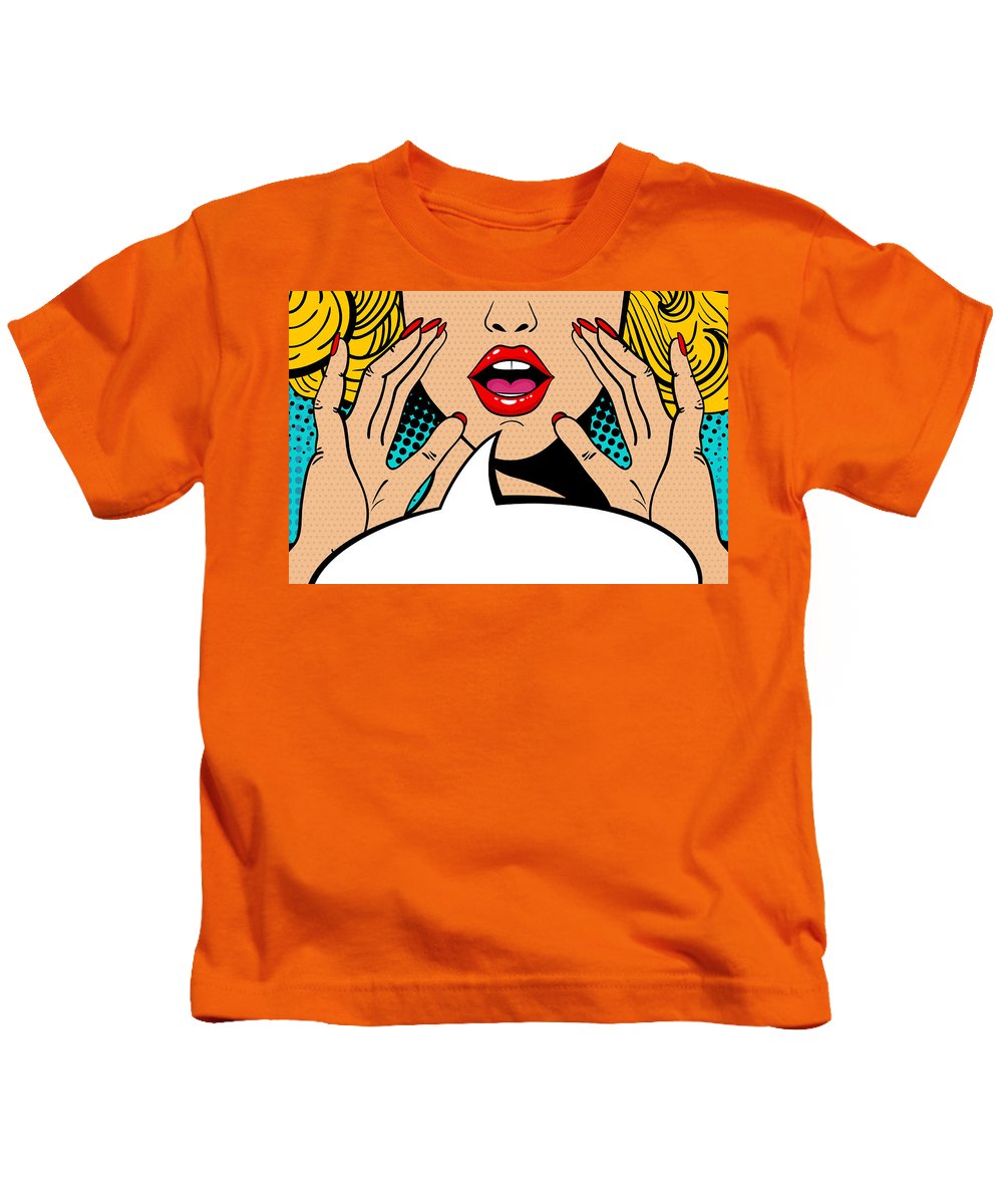 Seksowna, zaskoczona blondynka w stylu pop-art z otwartymi ustami i unoszącymi się rękami, krzycząca „zapowiedź”. Tło wektorowe w stylu komiksowym retro pop-art. Zaproszenie na imprezę. - Koszulka dziecięca.