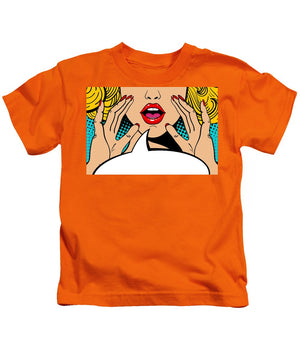 Seksowna, zaskoczona blondynka w stylu pop-art z otwartymi ustami i unoszącymi się rękami, krzycząca „zapowiedź”. Tło wektorowe w stylu komiksowym retro pop-art. Zaproszenie na imprezę. - Koszulka dziecięca.