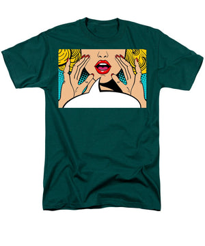 Seksowna, zaskoczona blondynka w stylu pop-art z otwartymi ustami i unoszącymi się rękami, krzycząca „zapowiedź”. Tło wektorowe w stylu komiksowym retro pop-art. Zaproszenie na imprezę. - Męski T-shirt (regularny krój)