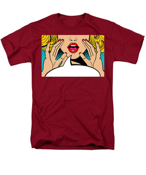 Seksowna, zaskoczona blondynka w stylu pop-art z otwartymi ustami i unoszącymi się rękami, krzycząca „zapowiedź”. Tło wektorowe w stylu komiksowym retro pop-art. Zaproszenie na imprezę. - Męski T-shirt (regularny krój)
