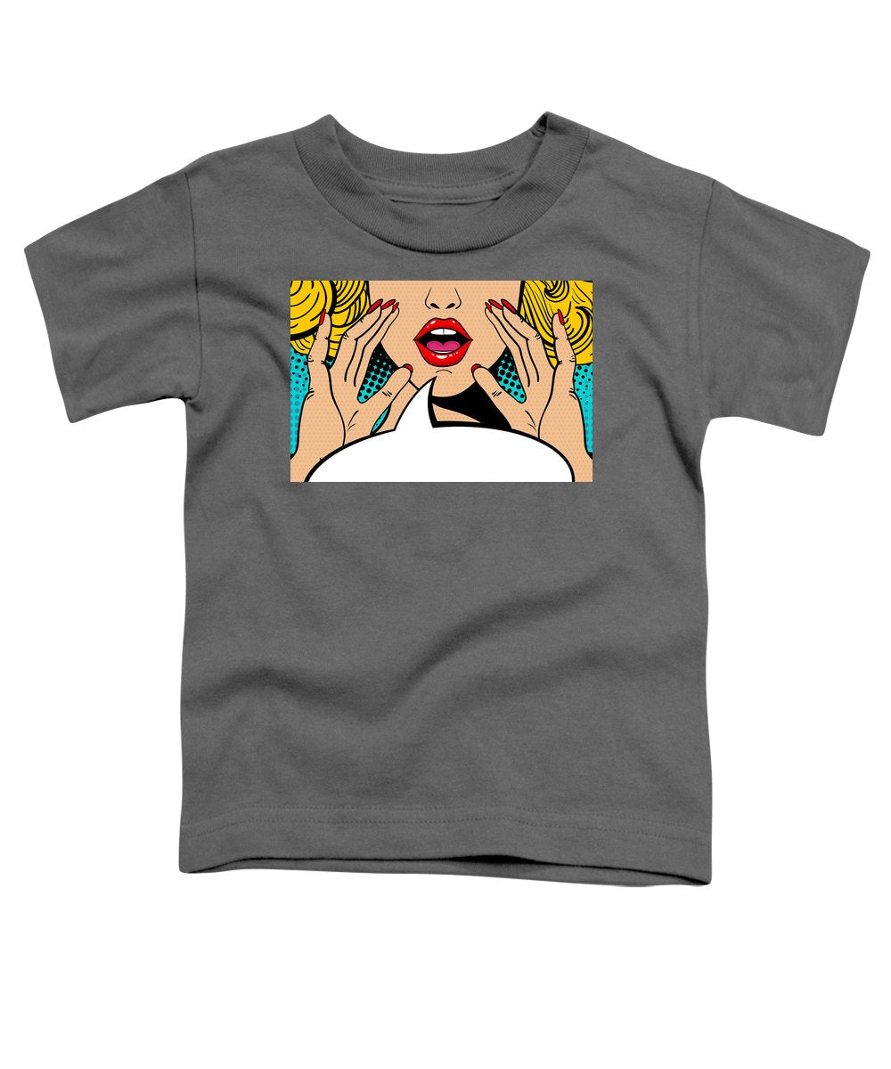 Seksowna, zaskoczona blondynka w stylu pop-art z otwartymi ustami i unoszącymi się rękami, krzycząca „zapowiedź”. Tło wektorowe w stylu komiksowym retro pop-art. Zaproszenie na imprezę. - Koszulka dla malucha.