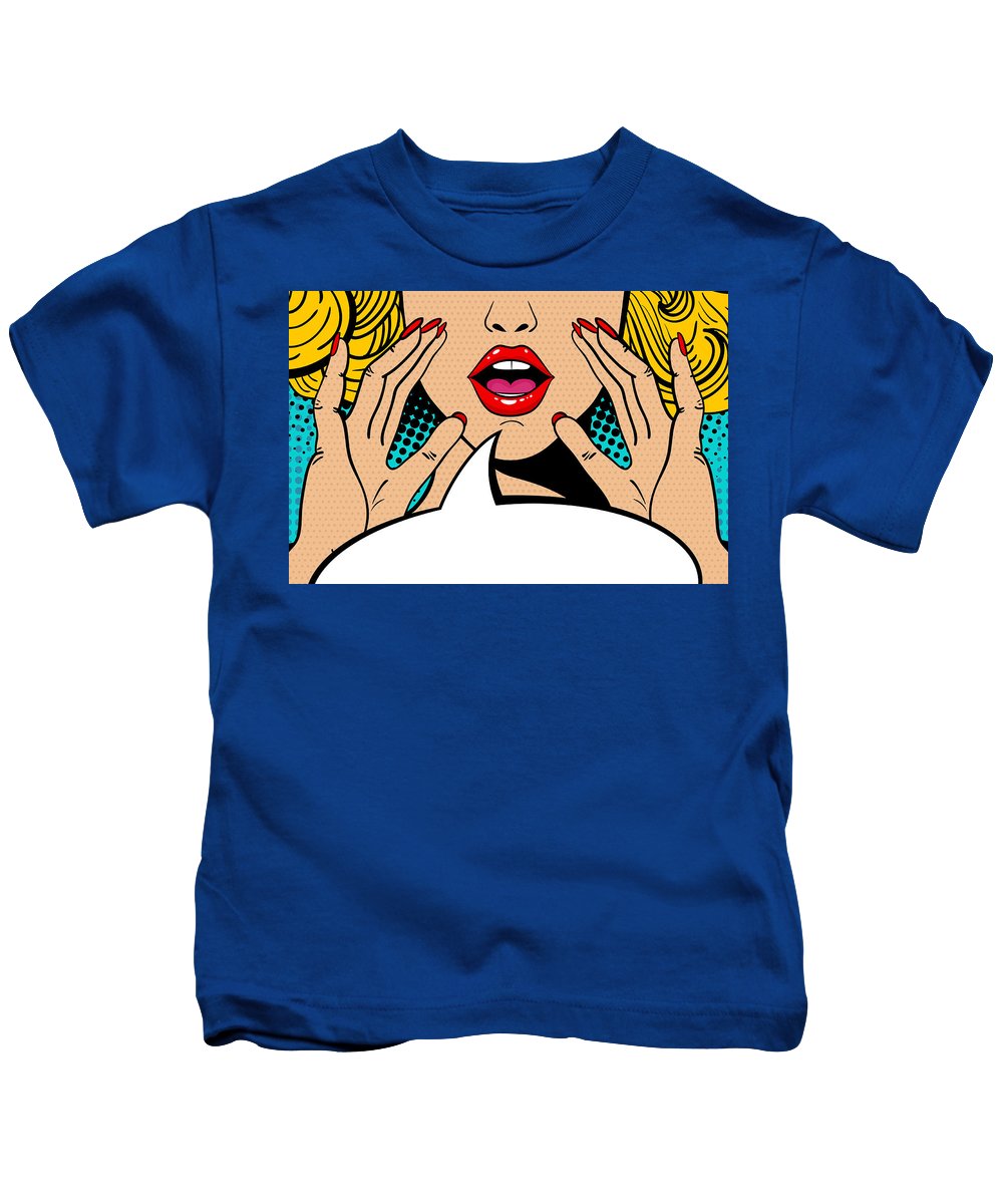 Seksowna, zaskoczona blondynka w stylu pop-art z otwartymi ustami i unoszącymi się rękami, krzycząca „zapowiedź”. Tło wektorowe w stylu komiksowym retro pop-art. Zaproszenie na imprezę. - Koszulka dziecięca.