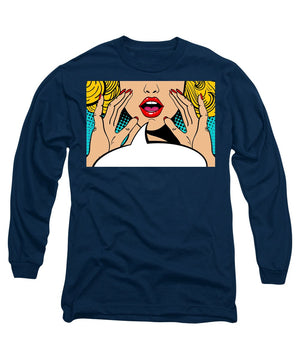 Seksowna, zaskoczona blondynka w stylu pop-art z otwartymi ustami i unoszącymi się rękami, krzycząca „zapowiedź”. Tło wektorowe w stylu komiksowym retro pop-art. Zaproszenie na imprezę. - Koszulka z długim rękawem.