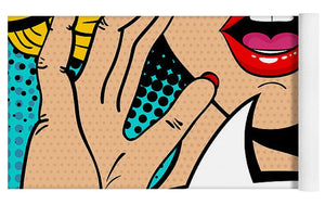 Seksowna, zaskoczona blondynka w stylu pop-art z otwartymi ustami i unoszącymi się rękami, krzycząca „zapowiedź”. Tło wektorowe w stylu komiksowym retro pop-art. Zaproszenie na imprezę. - Mata do jogi
