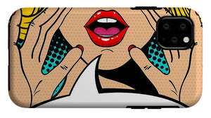 Seksowna, zaskoczona blondynka w stylu pop-art z otwartymi ustami i unoszącymi się rękami, krzycząca „zapowiedź”. Tło wektorowe w stylu komiksowym retro pop-art. Zaproszenie na imprezę. - Etui na telefon