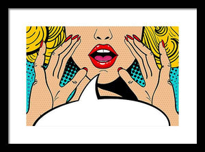 Seksowna, zaskoczona blondynka w stylu pop-art z otwartymi ustami i unoszącymi się rękami, krzycząca „zapowiedź”. Tło wektorowe w stylu komiksowym retro pop-art. Zaproszenie na imprezę. - Oprawiony wydruk.