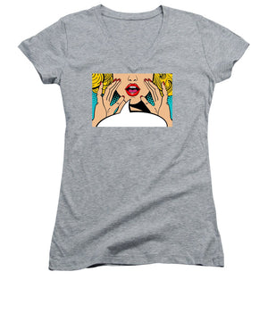 Seksowna, zaskoczona blondynka w stylu pop-art z otwartymi ustami i unoszącymi się rękami, krzycząca „zapowiedź”. Tło wektorowe w stylu komiksowym retro pop-art. Zaproszenie na imprezę. - Damski dekolt w serek.