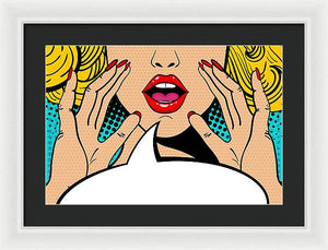 Seksowna, zaskoczona blondynka w stylu pop-art z otwartymi ustami i unoszącymi się rękami, krzycząca „zapowiedź”. Tło wektorowe w stylu komiksowym retro pop-art. Zaproszenie na imprezę. - Oprawiony wydruk.