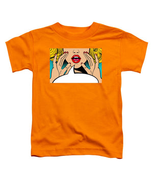Seksowna, zaskoczona blondynka w stylu pop-art z otwartymi ustami i unoszącymi się rękami, krzycząca „zapowiedź”. Tło wektorowe w stylu komiksowym retro pop-art. Zaproszenie na imprezę. - Koszulka dla malucha.