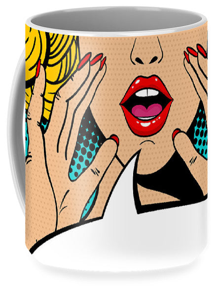Seksowna, zaskoczona blondynka w stylu pop-art z otwartymi ustami i unoszącymi się rękami, krzycząca „zapowiedź”. Tło wektorowe w stylu komiksowym retro pop-art. Zaproszenie na imprezę. - Kubek