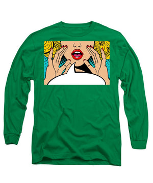 Seksowna, zaskoczona blondynka w stylu pop-art z otwartymi ustami i unoszącymi się rękami, krzycząca „zapowiedź”. Tło wektorowe w stylu komiksowym retro pop-art. Zaproszenie na imprezę. - Koszulka z długim rękawem.
