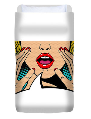 Seksowna, zaskoczona blondynka w stylu pop-art z otwartymi ustami i unoszącymi się rękami, krzycząca „zapowiedź”. Tło wektorowe w stylu komiksowym retro pop-art. Zaproszenie na imprezę. - Poszewka na kołdrę
