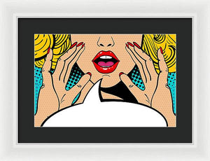 Seksowna, zaskoczona blondynka w stylu pop-art z otwartymi ustami i unoszącymi się rękami, krzycząca „zapowiedź”. Tło wektorowe w stylu komiksowym retro pop-art. Zaproszenie na imprezę. - Oprawiony wydruk.