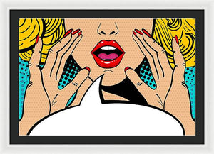 Seksowna, zaskoczona blondynka w stylu pop-art z otwartymi ustami i unoszącymi się rękami, krzycząca „zapowiedź”. Tło wektorowe w stylu komiksowym retro pop-art. Zaproszenie na imprezę. - Oprawiony wydruk.