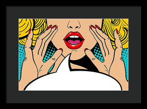 Seksowna, zaskoczona blondynka w stylu pop-art z otwartymi ustami i unoszącymi się rękami, krzycząca „zapowiedź”. Tło wektorowe w stylu komiksowym retro pop-art. Zaproszenie na imprezę. - Oprawiony wydruk.