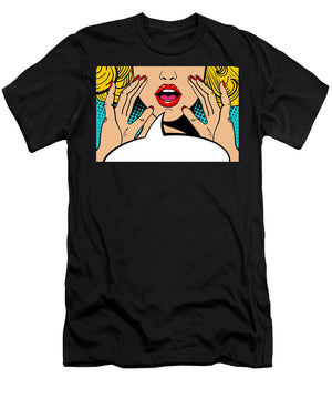 Seksowna, zaskoczona blondynka w stylu pop-art z otwartymi ustami i unoszącymi się rękami, krzycząca „zapowiedź”. Tło wektorowe w stylu komiksowym retro pop-art. Zaproszenie na imprezę. - Koszulka.