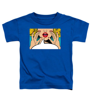 Seksowna, zaskoczona blondynka w stylu pop-art z otwartymi ustami i unoszącymi się rękami, krzycząca „zapowiedź”. Tło wektorowe w stylu komiksowym retro pop-art. Zaproszenie na imprezę. - Koszulka dla malucha.