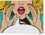 Seksowna, zaskoczona blondynka w stylu pop-art z otwartymi ustami i unoszącymi się rękami, krzycząca „zapowiedź”. Tło wektorowe w stylu komiksowym retro pop-art. Zaproszenie na imprezę. - Wydruk na drewnie