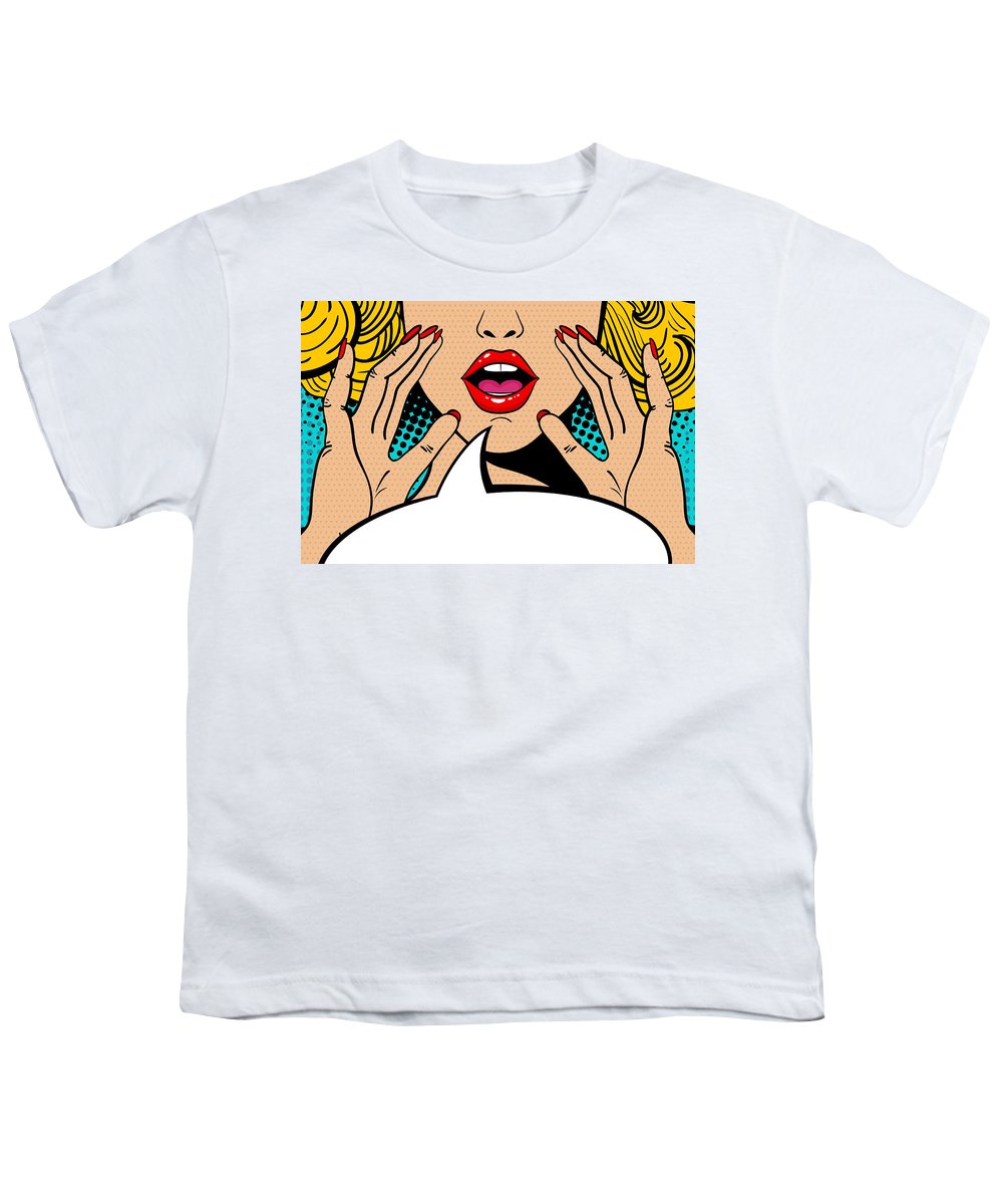 Seksowna, zaskoczona blondynka w stylu pop-art z otwartymi ustami i unoszącymi się rękami, krzycząca „zapowiedź”. Tło wektorowe w stylu komiksowym retro pop-art. Zaproszenie na imprezę. - Koszulka młodzieżowa.