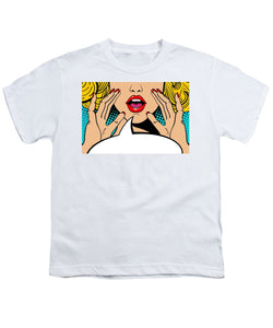 Seksowna, zaskoczona blondynka w stylu pop-art z otwartymi ustami i unoszącymi się rękami, krzycząca „zapowiedź”. Tło wektorowe w stylu komiksowym retro pop-art. Zaproszenie na imprezę. - Koszulka młodzieżowa.