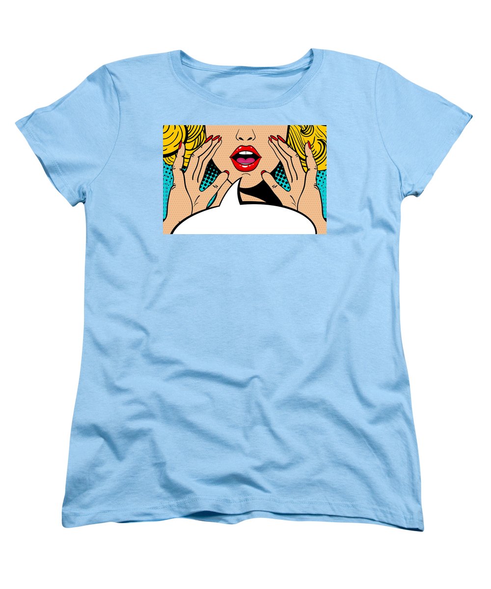 Seksowna, zaskoczona blondynka w stylu pop-art z otwartymi ustami i unoszącymi się rękami, krzycząca „zapowiedź”. Tło wektorowe w stylu komiksowym retro pop-art. Zaproszenie na imprezę. - Koszulka damska (standardowy krój)