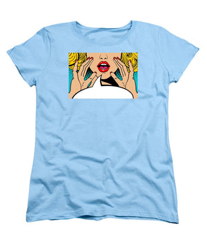 Seksowna, zaskoczona blondynka w stylu pop-art z otwartymi ustami i unoszącymi się rękami, krzycząca „zapowiedź”. Tło wektorowe w stylu komiksowym retro pop-art. Zaproszenie na imprezę. - Koszulka damska (standardowy krój)