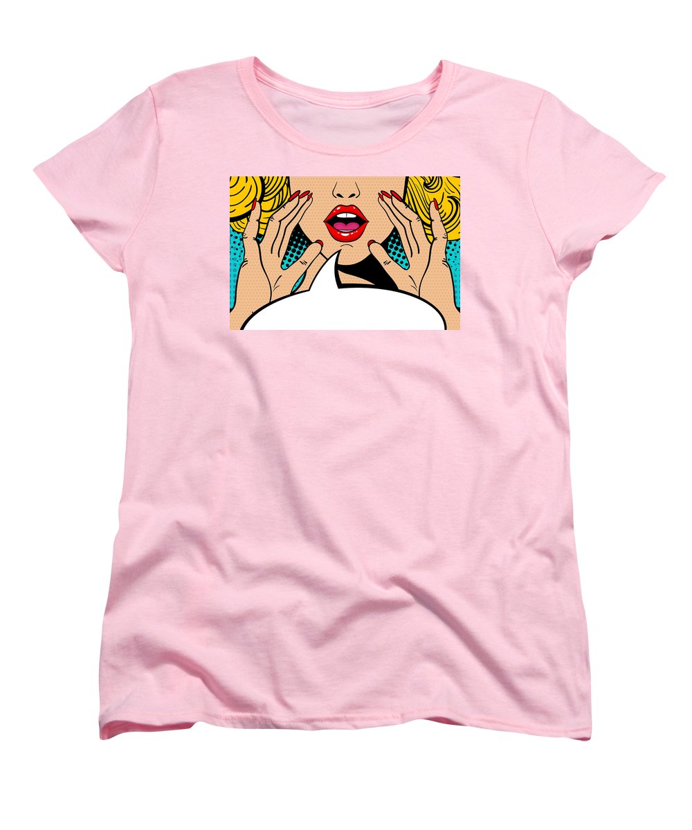 Seksowna, zaskoczona blondynka w stylu pop-art z otwartymi ustami i unoszącymi się rękami, krzycząca „zapowiedź”. Tło wektorowe w stylu komiksowym retro pop-art. Zaproszenie na imprezę. - Koszulka damska (standardowy krój)