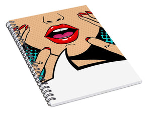 Seksowna, zaskoczona blondynka w stylu pop-art z otwartymi ustami i unoszącymi się rękami, krzycząca „zapowiedź”. Tło wektorowe w stylu komiksowym retro pop-art. Zaproszenie na imprezę. - Notatnik spiralny