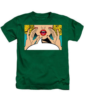 Seksowna, zaskoczona blondynka w stylu pop-art z otwartymi ustami i unoszącymi się rękami, krzycząca „zapowiedź”. Tło wektorowe w stylu komiksowym retro pop-art. Zaproszenie na imprezę. - Koszulka dziecięca.