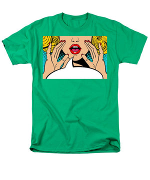 Seksowna, zaskoczona blondynka w stylu pop-art z otwartymi ustami i unoszącymi się rękami, krzycząca „zapowiedź”. Tło wektorowe w stylu komiksowym retro pop-art. Zaproszenie na imprezę. - Męski T-shirt (regularny krój)