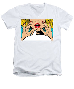 Seksowna, zaskoczona blondynka w stylu pop-art z otwartymi ustami i unoszącymi się rękami, krzycząca „zapowiedź”. Tło wektorowe w stylu komiksowym retro pop-art. Zaproszenie na imprezę. - Męska koszulka z dekoltem w serek.