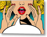 Seksowna, zaskoczona blondynka w stylu pop-art z otwartymi ustami i unoszącymi się rękami, krzycząca „zapowiedź”. Tło wektorowe w stylu komiksowym retro pop-art. Zaproszenie na imprezę. - Metalowy wydruk.