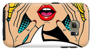 Seksowna, zaskoczona blondynka w stylu pop-art z otwartymi ustami i unoszącymi się rękami, krzycząca „zapowiedź”. Tło wektorowe w stylu komiksowym retro pop-art. Zaproszenie na imprezę. - Etui na telefon