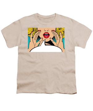 Seksowna, zaskoczona blondynka w stylu pop-art z otwartymi ustami i unoszącymi się rękami, krzycząca „zapowiedź”. Tło wektorowe w stylu komiksowym retro pop-art. Zaproszenie na imprezę. - Koszulka młodzieżowa.
