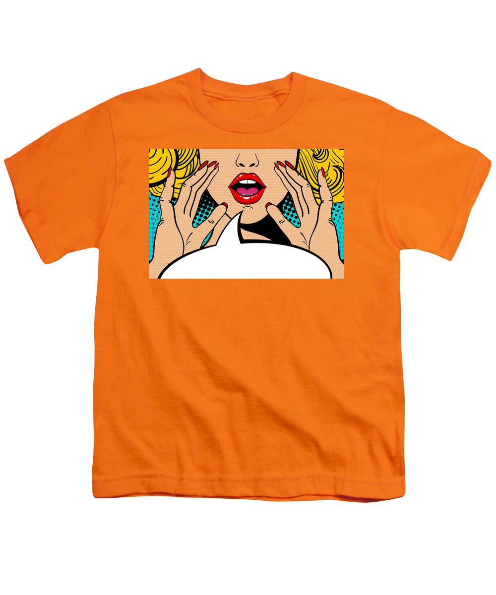 Seksowna, zaskoczona blondynka w stylu pop-art z otwartymi ustami i unoszącymi się rękami, krzycząca „zapowiedź”. Tło wektorowe w stylu komiksowym retro pop-art. Zaproszenie na imprezę. - Koszulka młodzieżowa.