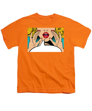 Seksowna, zaskoczona blondynka w stylu pop-art z otwartymi ustami i unoszącymi się rękami, krzycząca „zapowiedź”. Tło wektorowe w stylu komiksowym retro pop-art. Zaproszenie na imprezę. - Koszulka młodzieżowa.