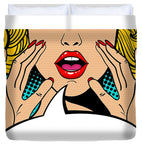 Seksowna, zaskoczona blondynka w stylu pop-art z otwartymi ustami i unoszącymi się rękami, krzycząca „zapowiedź”. Tło wektorowe w stylu komiksowym retro pop-art. Zaproszenie na imprezę. - Poszewka na kołdrę