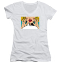 Seksowna, zaskoczona blondynka w stylu pop-art z otwartymi ustami i unoszącymi się rękami, krzycząca „zapowiedź”. Tło wektorowe w stylu komiksowym retro pop-art. Zaproszenie na imprezę. - Damski dekolt w serek.