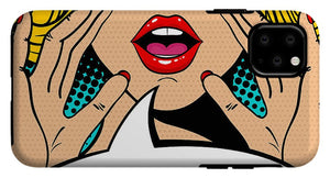 Seksowna, zaskoczona blondynka w stylu pop-art z otwartymi ustami i unoszącymi się rękami, krzycząca „zapowiedź”. Tło wektorowe w stylu komiksowym retro pop-art. Zaproszenie na imprezę. - Etui na telefon