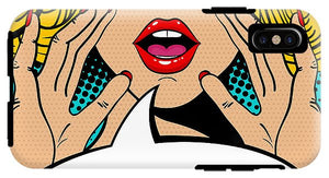 Seksowna, zaskoczona blondynka w stylu pop-art z otwartymi ustami i unoszącymi się rękami, krzycząca „zapowiedź”. Tło wektorowe w stylu komiksowym retro pop-art. Zaproszenie na imprezę. - Etui na telefon